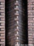 Metselwerk geeft de woningscheiding aan (en plaats voor de regenpijp)
<br/>
Gert-Jan Lobbes, 2016